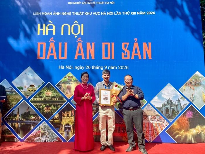 Trao Huy chương vàng cho tác giả Lê Ngọc Tú. Ảnh: Đặng Thủy