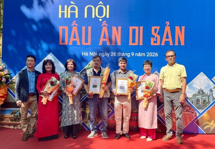 Trao giải cho các tác giả xuất sắc. Ảnh: Đặng Thủy