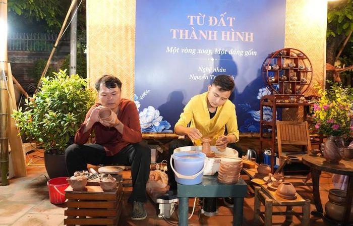 Các nghệ nhân Bát Tràng tạo tác gốm trong không gian âm nhạc. Ảnh: Phương Lộc