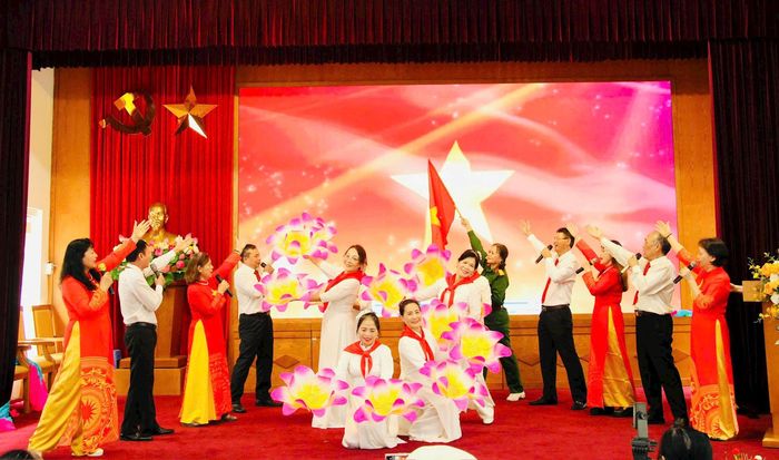 Tiết mục biểu diễn của Hội Cựu TNXP phường Yên Hòa. Ảnh: Bảo Lâm