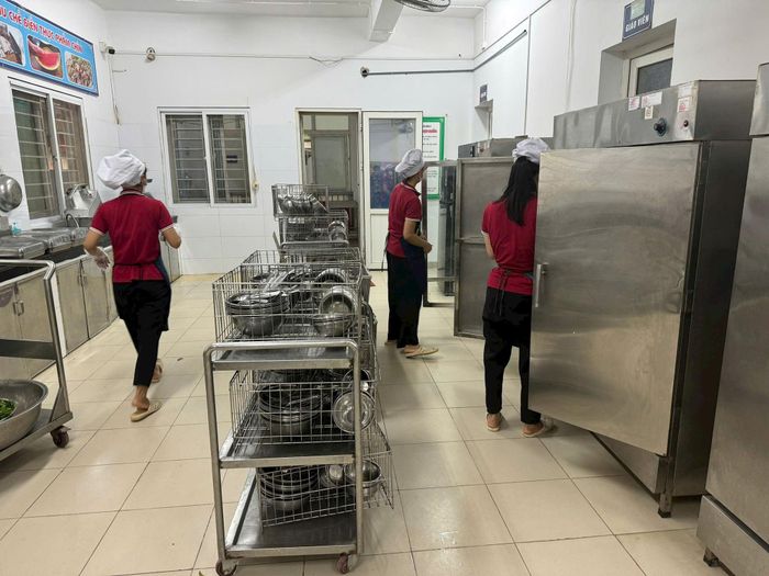 Kiểm tra an toàn thực phẩm bếp ăn bán trú tại trường tiểu học Xuân La . Ảnh Thúy Hồng