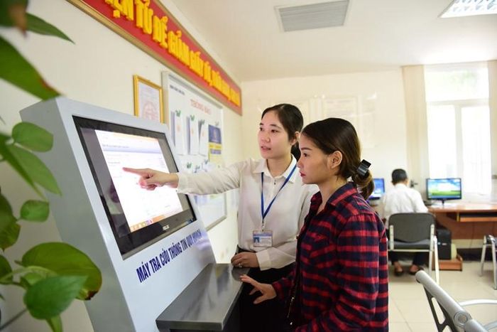 Hướng dẫn người dân sử dụng dịch vụ công trực tuyến. Ảnh: PV