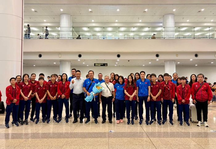 Đội tuyển nữ Việt Nam về đến Hà Nội vào trưa 26-9. Ảnh: VFF
