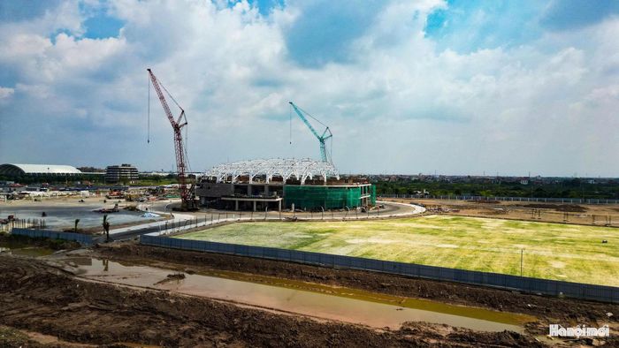 Sau khi được nâng lên độ cao thiết kế, hệ mái được cố định và ổn định trên bốn cụm trụ chính.