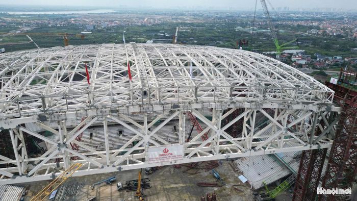 Được biết, hai dầm vòm thép chính có chiều dài khoảng 373m, rộng 5m và sâu 10,7m. Tổng khối lượng hệ kết cấu mái lên tới khoảng 8.600 tấn.