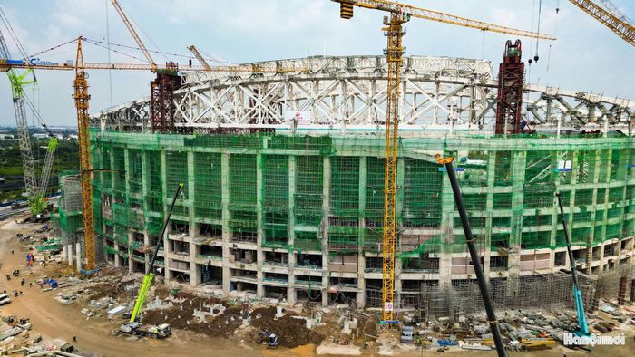 Sân vận động PVF nằm trên đường tỉnh 379, kết nối cầu Thanh Trì và đường Vành đai 3.