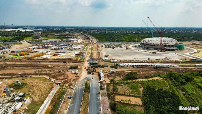 Những cấu kiện thép khổng lồ được liên kết thành hệ mái có khẩu độ lớn, tạo nên phần “xương” bao phủ phía trên các khán đài.