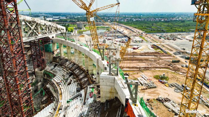 Công trường vẫn đang được triển khai đồng thời nhiều hạng mục. Hàng nghìn kỹ sư, công nhân và máy móc được huy động để đưa dự án về đích theo kế hoạch.