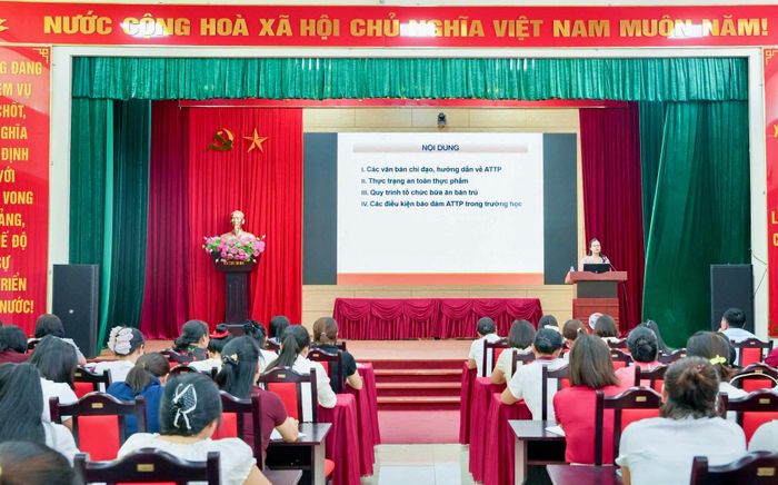 Quang cảnh hội nghị tập huấn công tác an toàn thực phẩm tại các bếp ăn bán trú trên địa bàn xã Hưng Đạo.
