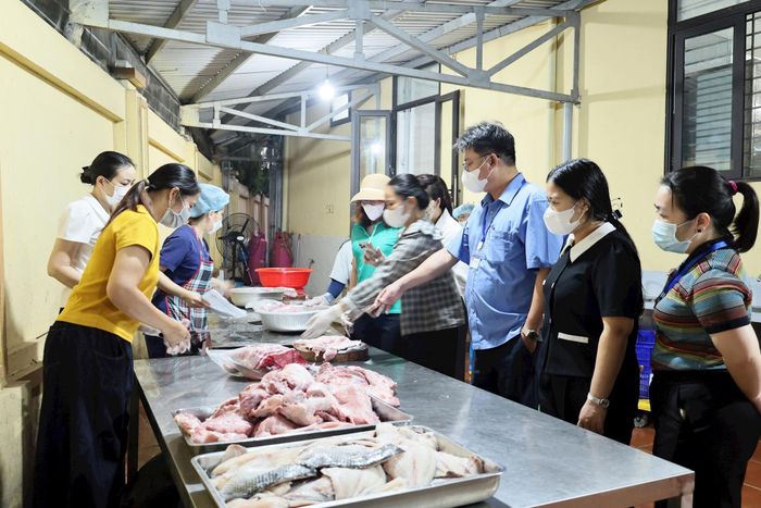 Xã Quảng Bị giám sát quy trình tiếp nhận thực phẩm phục vụ bếp ăn bán trú trường học vào ngày 25-9-2026. Ảnh: CTV
