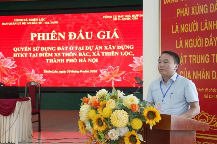Phó Chủ tịch UBND xã Thiên Lộc Nguyễn Khắc Tuấn phát biểu khai mạc phiên đấu giá. Ảnh: PV