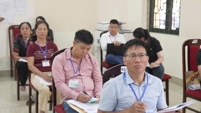 Người dân tham gia phiên đấu giá. Ảnh: PV