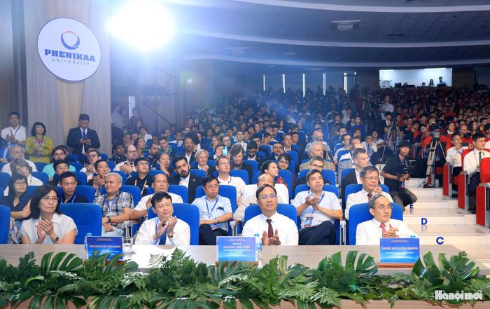Các đại biểu dự lễ khai mạc.
