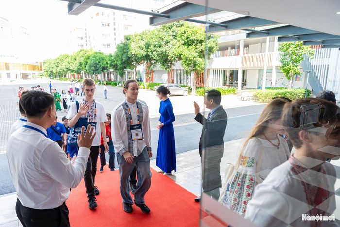 Các thi sinh tới dự lễ khai mạc.