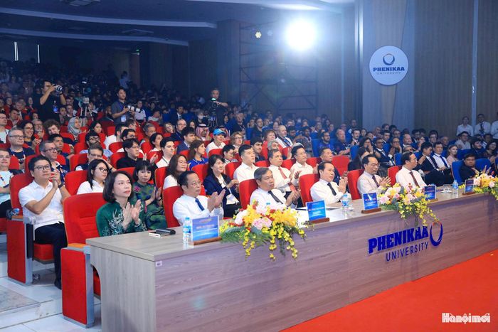 Các đồng chí lãnh đạo Trung ương và thành phố Hà Nội dự lễ khai mạc.