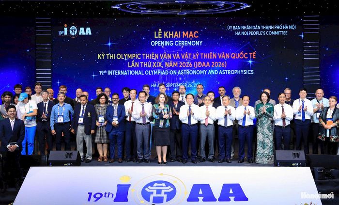 Các đồng chí lãnh đạo Trung ương, thành phố Hà Nội và các đại biểu chụp ảnh lưu niệm tại lễ khai mạc.