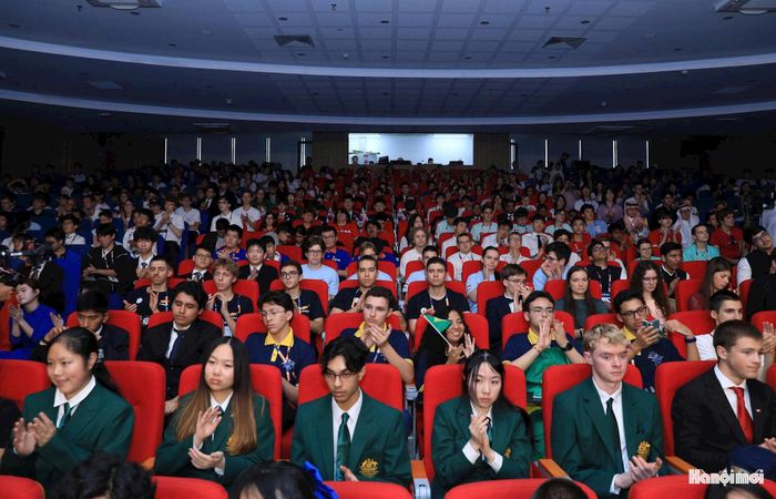 Các thi sinh dự lễ khai mạc kỳ thi.
