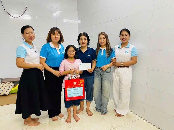 Hội Liên hiệp Phụ nữ thăm hỏi, động viên trẻ em mồ côi có hoàn cảnh khó khăn. Ảnh: HL
