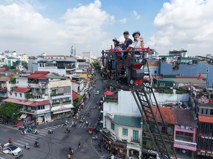 Trải nghiệm vận hành xe thang chữa cháy cũng đem lại sự quan tâm rất lớn từ người dân trong nước và nước ngoài. Ảnh: Công Thọ