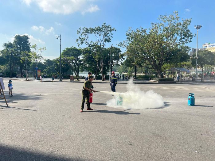 Lực lượng dân phòng, lực lượng bảo vệ an ninh trật tự tại cơ sở có mặt tham gia trải nghiệm góp phần củng cố kiến thức, kĩ năng phục vụ công tác phòng cháy chữa cháy và cứu nạn cứu hộ trên địa bàn, đáp ứng yêu cầu “Bốn tại chỗ”. Ảnh: Công Thọ