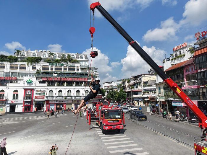 Với các trang bị hiện đại, người dân, du khách quốc tế được trải nghiệm phương tiện cứu nạn cứu hộ dưới sự hỗ trợ của lực lượng chữa cháy truyên nghiệp. Ảnh: Công Thọ