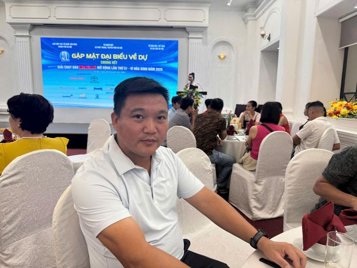 Trưởng đoàn, kiêm huấn luyện viên đội điền kinh tỉnh Lai Châu Nguyễn Tùng tại buổi gặp mặt. Ảnh: Hà Ngân