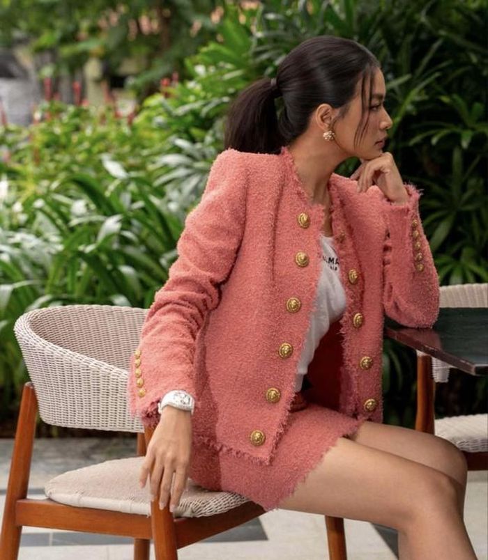 Mặc dù vậy, bên cạnh những trang phục đời thương thì Hoàng Thuỳ Linh vẫn thể hiện gu ăn mặc sành điệu với những set đồ nhàng hiệu sang chảnh. Mới đây trên trang cá nhân, ca sĩ đăng tải loạt ảnh dạo phố mùa thu, thu hút hơn 8.000 lượt tương tác cùng hàng trăm bình luận từ khán giả.