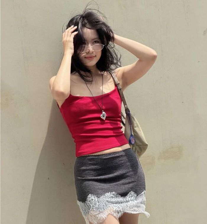 OOTD là viết tắt của Outfit of the Day, thường được hiểu là "trang phục trong ngày". Khái niệm này dùng để chỉ cách một người lựa chọn và phối đồ cho một ngày cụ thể, sau đó chia sẻ hình ảnh lên mạng xã hội.