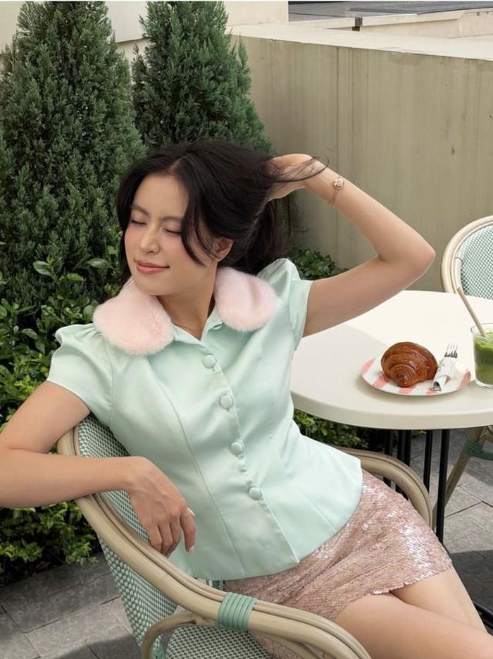 Không còn những bộ trang phục được thiết kế để phục vụ sân khấu hay các concept mang tính trình diễn, Hoàng Thùy Linh lựa chọn cách ăn mặc linh hoạt hơn, cập nhật nhanh các xu hướng đang được ưa chuộng.