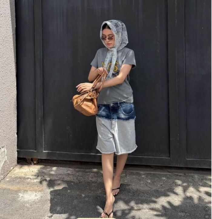 Không chỉ đơn thuần giới thiệu quần áo, một bài đăng OOTD thường thể hiện cả giày dép, phụ kiện, kiểu tóc, cách trang điểm và bối cảnh, qua đó phản ánh khá rõ gu thẩm mỹ của người mặc.