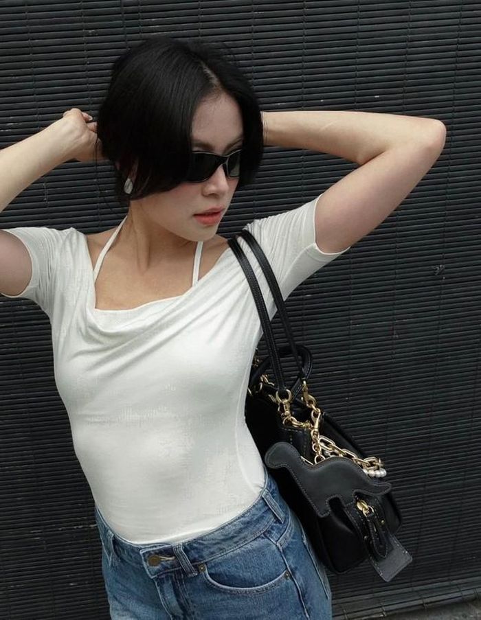 Điểm đáng chú ý là sự thay đổi này không khiến cô đánh mất dấu ấn cá nhân. Thay vào đó, nữ ca sĩ dường như đang thử nghiệm một phong cách gần gũi hơn, tập trung vào cách phối trang phục, phụ kiện và tổng thể hình ảnh để tạo nên vẻ ngoài trẻ trung, thời thượng.