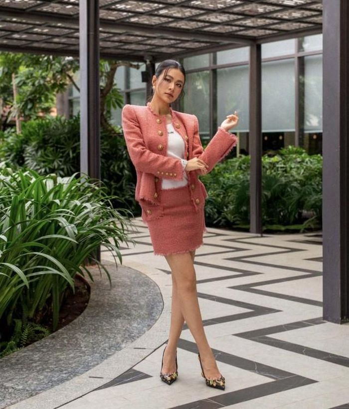 Hoàng Thùy Linh phối đồ Balmain với áo khoác có giá 78,4 triệu đồng và chân váy dáng ngắn được hãng niêm yết 33,3 triệu đồng với đồng hồ Franck Muller Vanguard Skeleton Rose 32 mm, giá 39.000 USD, tương đương khoảng một tỷ đồng.