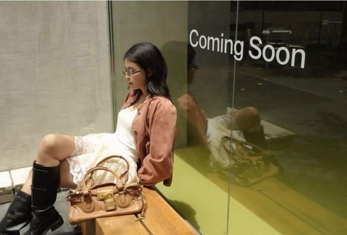 Nữ ca sĩ còn thường xuyên đăng tải những khung hình street style kèm hashtag #OOTD khi dành nhiều sự chú ý cho thời trang xuống phố.