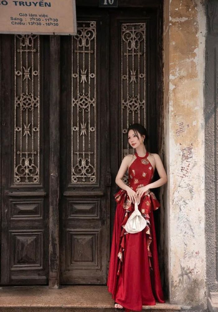 Ngọc Anh tiết lộ, cô thích những những thiết kế ôm sát cơ thể hoặc có đường cắt may tinh tế, giúp tôn lên đường cong mà không cần quá nhiều chi tiết. Bên cạnh những mẫu váy body yêu thích, nữ diễn viên cũng thường lựa chọn trang phục nhấn vào vòng eo hoặc phần vai, tạo nên nét mềm mại cho hình thể.