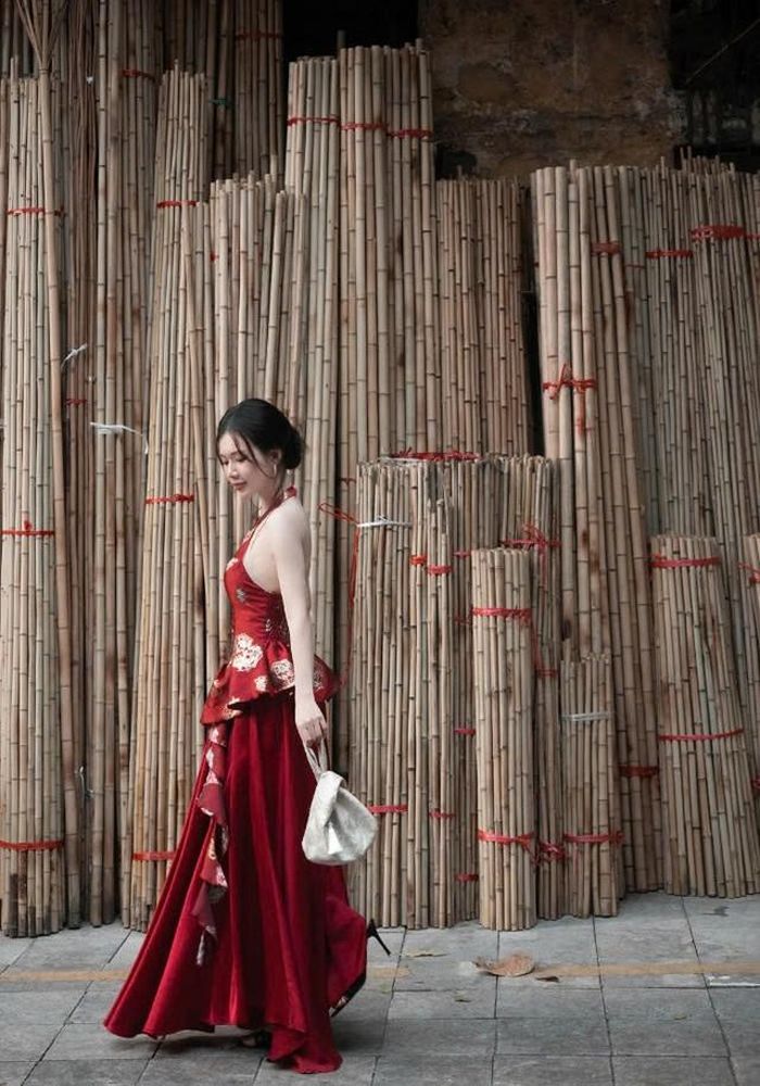 Phố Hàng Vải cũng là một địa điểm Ngọc Anh nhiều lần đi qua. Những bối cảnh đặc biệt nơi đây khiến cô nảy ra ý tưởng thực hiện một bộ hình thời trang như cách lưu giữ một phần thanh xuân của mình.