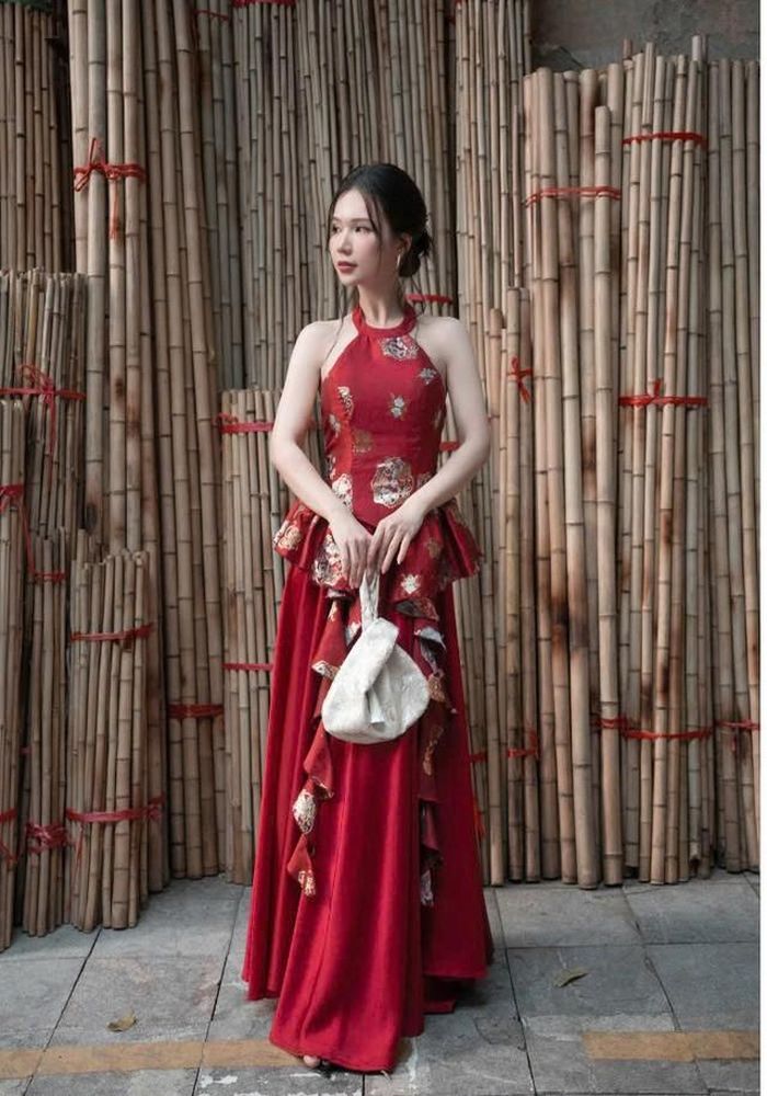 Trong bộ ảnh, nữ diễn viên lựa chọn áo yếm cách tân, giúp cô khoe khéo bờ vai thanh mảnh cùng vòng eo 59 cm, đồng thời tạo nên hình ảnh nữ tính, hiện đại giữa không gian phố cũ.