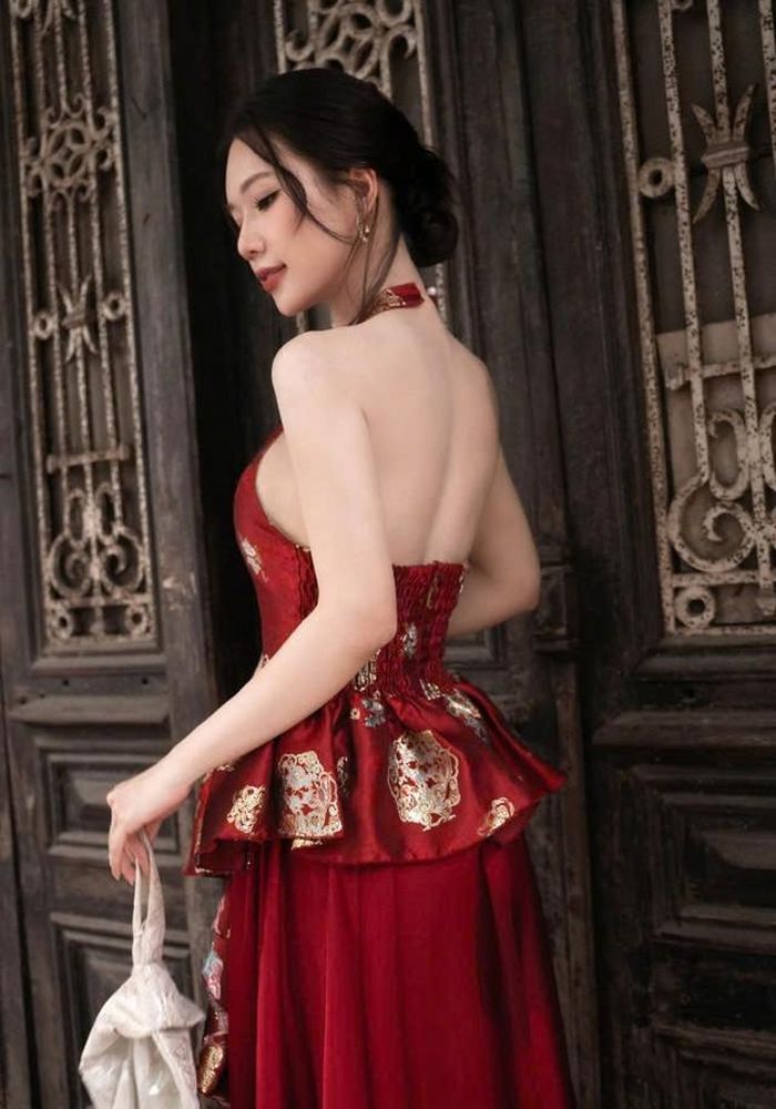Ngọc Anh đặc biệt yêu thích mùa thu Hà Nội. Với nữ diễn viên, đây là khoảng thời gian thành phố trở nên dịu dàng hơn, từ tiết trời, ánh nắng đến cảnh vật. Cô thích được hòa mình vào không gian ấy, đi qua những con phố quen thuộc và lưu giữ lại những khoảnh khắc đẹp của tuổi trẻ.