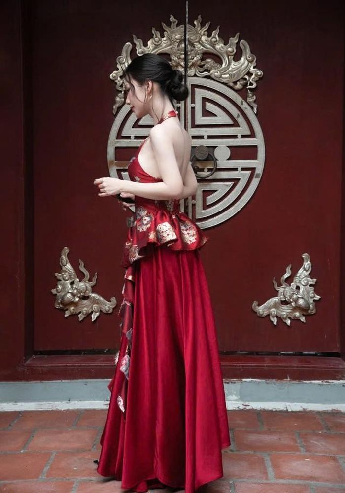 "Tôi thích những thiết kế có thể khoe được đường cong của cơ thể một cách vừa phải. Khi mặc một bộ trang phục phù hợp, bản thân cảm thấy tự tin hơn", Ngọc Anh bày tỏ. Để duy trì vóc dáng thanh mảnh nhưng vẫn săn chắc, nữ diễn viên duy trì thói quen tập gym hằng ngày. Cô ưu tiên các bài chạy bộ, squat cùng những bài tập dành cho tay và vai. Với Ngọc Anh, việc tập luyện không chỉ phục vụ công việc mà còn giúp cơ thể khỏe khoắn, duy trì năng lượng trong lịch trình thường ngày.