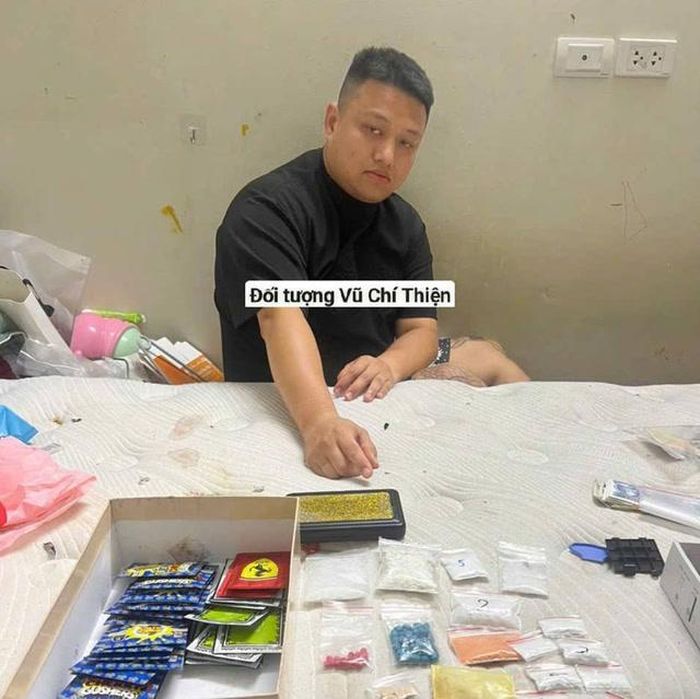Vũ Chí Thiện và tang vật thu giữ. Ảnh: CAHN