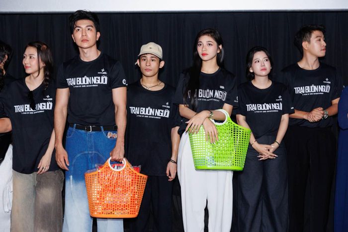 Minh Kiên được công chúng biết đến rộng rãi sau khi giành danh hiệu Á hậu Miss World Vietnam 2023. Người đẹp cao 1m71, sở hữu vóc dáng nổi bật và từng hoạt động trong lĩnh vực thời trang trước khi định hướng nghiêm túc hơn với diễn xuất. Bên cạnh hình ảnh chỉn chu mỗi khi xuất hiện trước công chúng, Minh Kiên còn nhiều lần gây chú ý với diện mạo đời thường gần như không cần son phấn.