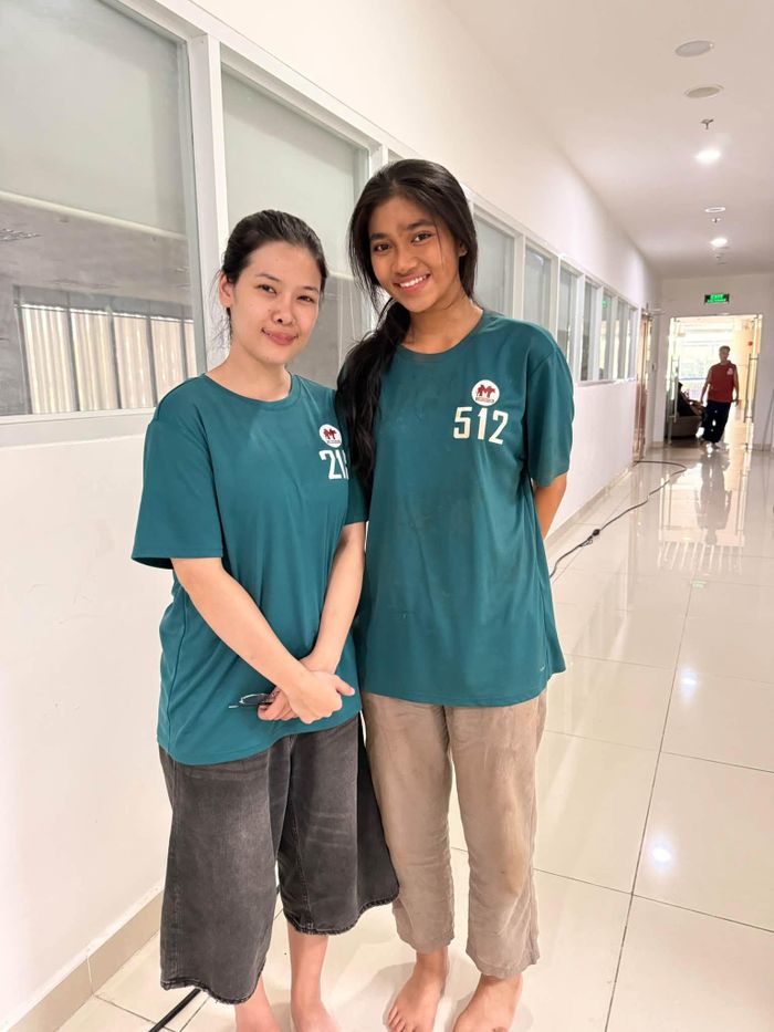 Dù để mặt mộc nhưng đôi mắt to tròn, hàng lông mi cong và các đường nét trên khuôn mặt Minh Kiên vẫn rất nổi bật