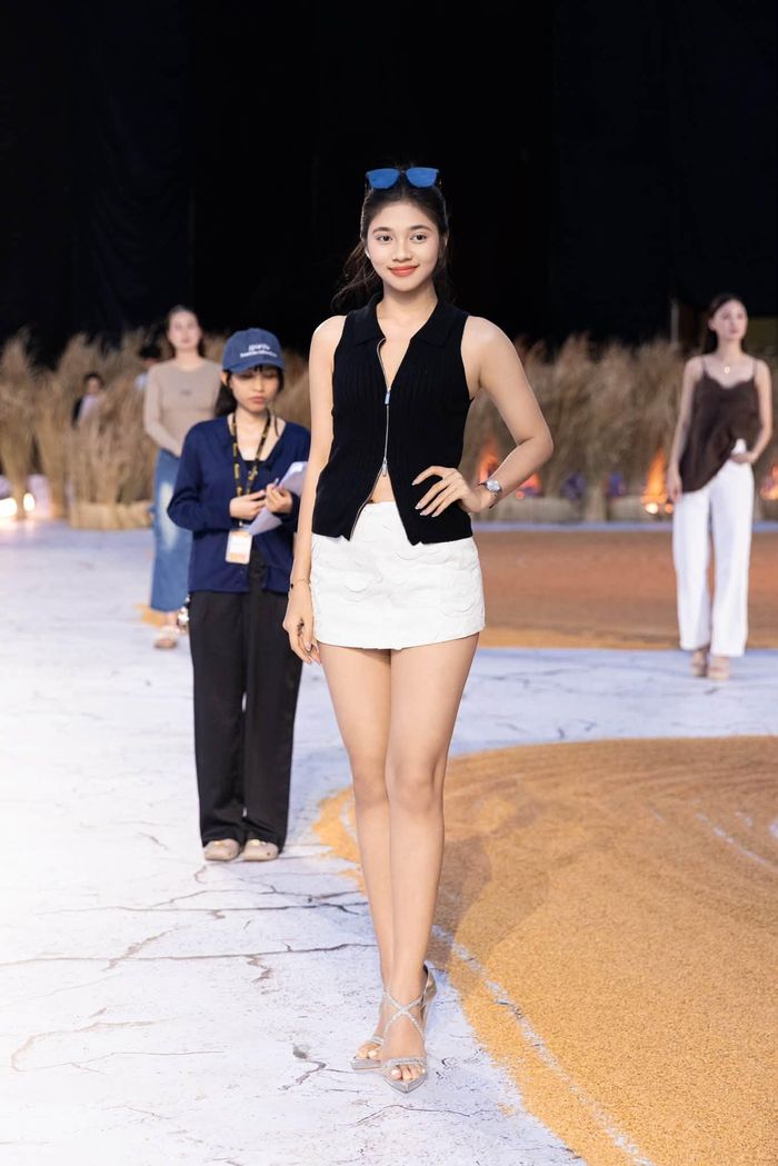 Gương mặt hài hòa, đôi mắt to tròn, hàng mi dài cùng những đường nét rõ nét giúp người đẹp vẫn nổi bật ngay cả khi để mặt mộc. Đây cũng là một trong những lợi thế khiến nhan sắc của Minh Kiên được nhận xét là kiểu đẹp tự nhiên, không quá phụ thuộc vào lớp trang điểm.