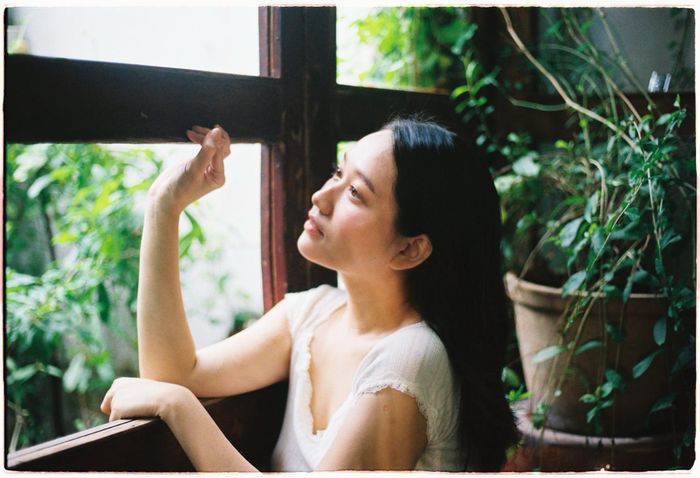 Sau quá trình thay đổi rõ rệt, Trúc Anh nhận được nhiều lời khen khi nhan sắc ngày càng rạng rỡ, diện mạo cũng tươi tắn và tràn đầy sức sống hơn. Không chỉ “lên hương” về visual, phong cách thời trang của nữ diễn viên cũng có sự thay đổi đáng kể.