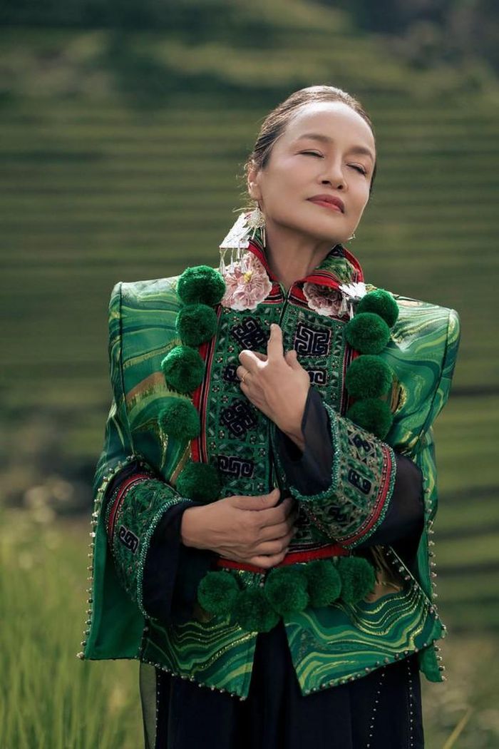 Nữ nghệ sĩ còn đi làm người mẫu ảnh cho các NTK nổi tiếng.