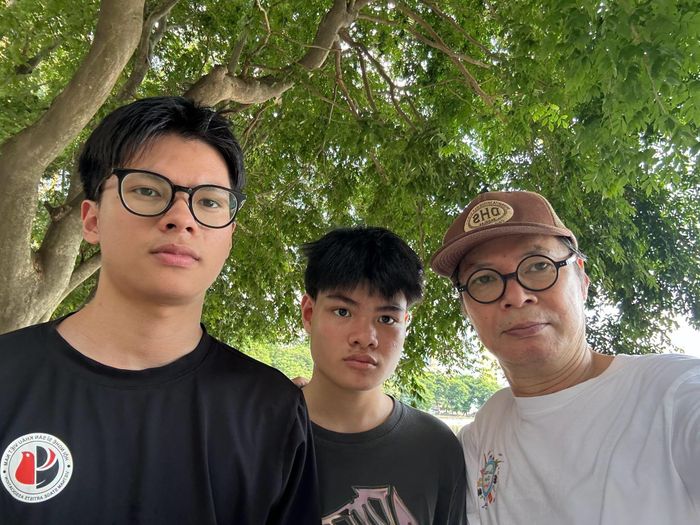 NSND Trần Lực chia sẻ ảnh đời thường cùng với con trai Trần Bờm (tên thật là Trần Tú) và Trần Bách. 
