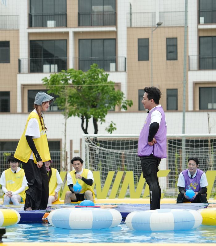 Trong tập 9 "Running Man Vietnam" đã được phát sóng, khi tham gia cuộc chơi, Trấn Thành trở thành đối thủ của vợ. Nam MC âm thầm tiếp cận Hari Won và xé bảng tên cô, điều này khiến cho nữ ca sĩ bị loại. Dẫu vậy cả hai vẫn vui vẻ và dành cho nhau cử chỉ ngọt ngào bởi đây là trò chơi mang lại tiếng cười sảng khoái tới khán giả.