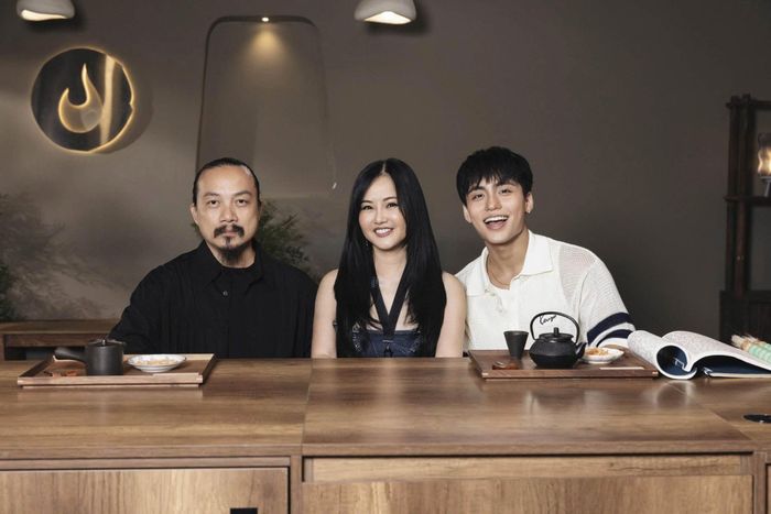 Diva Hồng Nhung đăng tải loạt ảnh khi trở thành khách mời tham gia chương trình của nam ca sĩ Mono. Khán giả dành lời khen tới Hồng Nhung bởi cô luôn giữ được nét tươi trẻ, tràn đầy năng lượng.