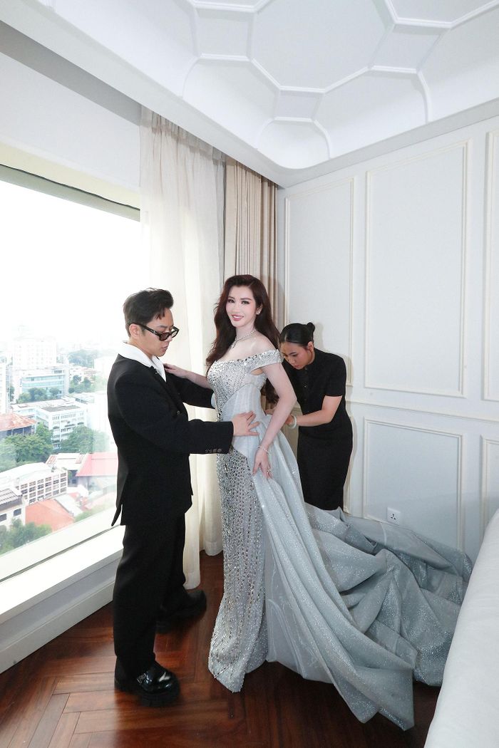 Đội ngũ thợ lành nghề của Chung Thanh Phong mất hơn một tháng thực hiện, từ khâu lên ý tưởng đến khi tạo hình tỉ mỉ, chỉnh sửa những chi tiết nhỏ nhất rồi ghép lại với nhau thành một bó hoa hoàn chỉnh. 