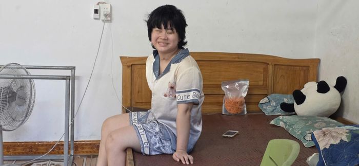 Nữ sinh Nguyễn Thị Tuyết đang mong sớm lành bệnh, có thể đi lại vũng để trở lại trường tiếp tục việc học. Ảnh: ML