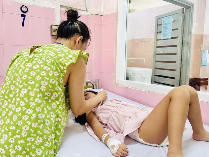 Học sinh Trường Tiểu học Bình Quới Tây rối loạn tiêu hóa đang điều trị tại bệnh viện. Ảnh: BVCC.
